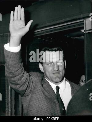 08 août, 1946 - Brian London arrive pour combattre l'argile. Brian London, qui se bat Cassius Clay (Mohammed Ali), pour le titre mondial des poids lourds, à Earl's Court à Londres demain soir, est arrivé cet après-midi à Fuston Station à partir de Blackpool. Photo : Keystone montre Brian London donne une vague sur son arrivée à Eustan Gare à Londres cet après-midi. Banque D'Images