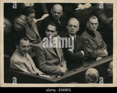 10 octobre 1946 - ils savent que leur sort. Cinq des Nazis en chef dans le Dock pendant les étapes du sentier à Nuremberg. Cinq des principaux Nazis vu assis dans la station d'aujourd'hui à Nuremberg au cours de la session finale du plus grand procès était dans l'histoire - ils connaissent maintenant leur sort. La photo montre la face de gauche à droite , Herman Goering, Rudolf Hess, Joachim von Ribbentrop et Wilhelm Keitel. Derrière de gauche à droite : Baldur von Schirach et Fritz Saucxel. Banque D'Images