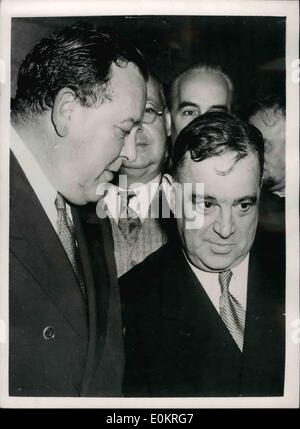 11 novembre 1946 - Directeur de l'UNRHA propose des fonds d'aide alimentaire d'urgence. Photo Keystone montre : Fiorello H. La Guardia, parle de Trygve Lie, après que l'ancien traité l'Assemblée générale des Nations Unies, Comité économique et financière à New York récemment. Monsieur le Directeur général de La Guardia de UNRHA, qui expire à la fin de l'année, a proposé un fonds d'urgence des Nations Unies pour remplacer le UNRHA. Il a demandé de 00 000 000 pour compléter son programme. Le fonds prévu permettrait de recueillir la nourriture, d'acheter le pays sans ressources fournira son propre moyen de transport et de distribution. Banque D'Images