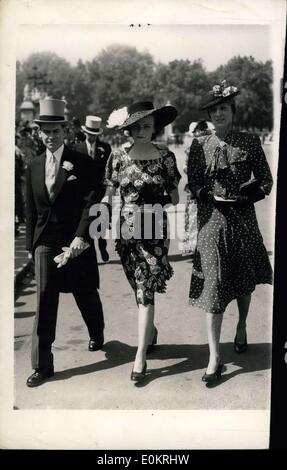 01 mai 1947 - Présentation Garden party au Palais. : Une présentation garden party a eu lieu cet après-midi au Palais de Buckingham. Photo montre les clients arrivant à l'Palace aujourd'hui. Banque D'Images