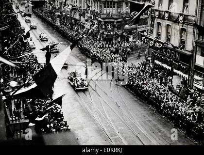 01 janvier 1940 - Allemagne - dossier Photo : circa 1930s-1940s. Sous-Führer de l'Allemagne Nazi Rudolf Hess est reçu par une foule de milliers de personnes. Banque D'Images