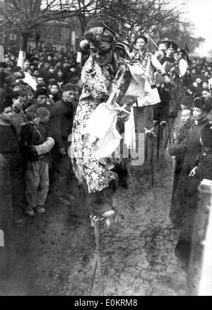 Les danseurs chinois pour souligner l'arrivée de l'Armée communiste dans les rues Banque D'Images