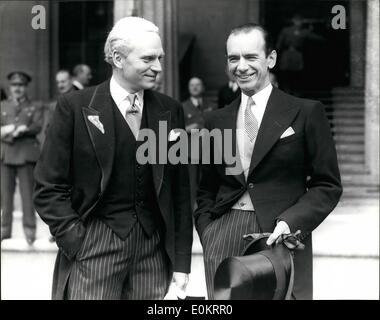 Juillet 08, 1947 - 8.7.47. Malcolm Sargent et Laurence Olivier fait chevalier. De gauche à droite :- Sir Laurence Olivier et sir Malcolm Sargent vu après l'investiture au palais de Buckingham. Banque D'Images