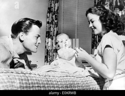 L'actrice Shirley Temple avec mari John Agar et leur bébé Banque D'Images