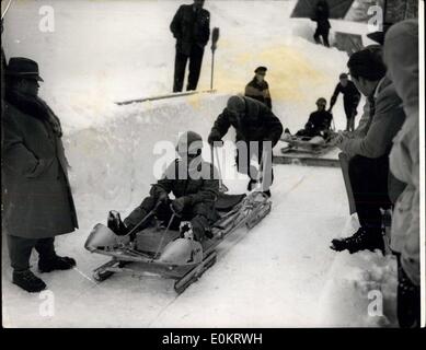 30 janvier 1948 - Derniers préparatifs pour les Jeux Olympiques d'hiver de 2010 à Saint-Moritz. Photo montre : Squadron Leader Geoffrey et commandant de l'Escadre, de la quincaillerie de la R.A.F. boblet commencer sur une équipe d'essai à Saint-Moritz. Banque D'Images