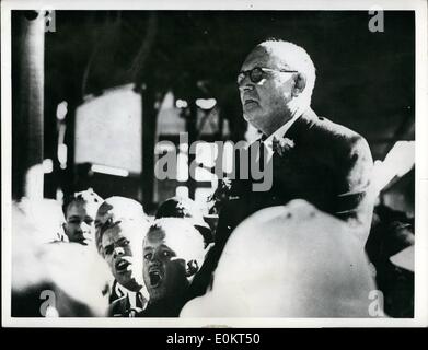 08 août, 1948 - Le Premier Ministre de l'Afrique du Sud ont acclamé par les supporters : Le Dr Daniel F. Malan, le sud-africain nouveau Premier Ministre d'être hissé et applaudi par ses partisans à l'arrivée à Johannesburg sur son chemin à Pretoria. Banque D'Images