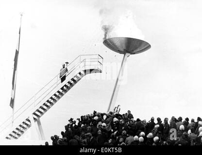 La flamme olympique lors de la cérémonie d'ouverture des Jeux olympiques de Saint-Moritz Banque D'Images