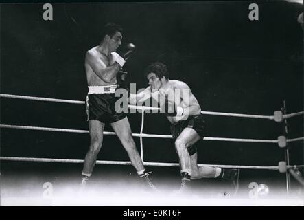 01 janv., 1950 - Maxim Knocks out Freddie Mills au dixième tour. Joe Maxim, d'Amérique, a remporté le world light Heavyweight Championship. quand il a battu Fredee Mills par un knock out dans le dixième tour à Earl's Court, à Londres. Photo montre Mills obtient en un coup à l'estomac, au cours de la lutte. Banque D'Images