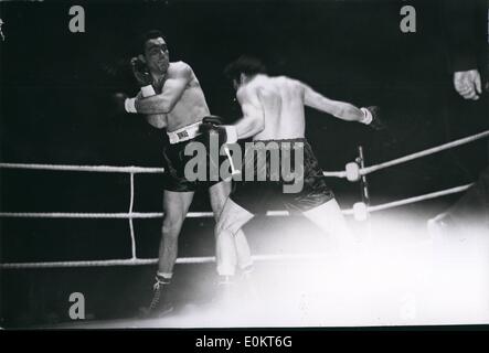 01 janv., 1950 - Maxim Knocks Out Freddie Mills au dixième tour : Joe Maxim, d'Amérique, a remporté le world light Heavyweight Championship - lorsqu'il meilleur Freddie Mills par un ko dans le dixième tour, à Earl's Court, Londres Photo montre Maxim tucks au menton et bks loin que les moulins tente d'obtenir pour fermer quartos. Banque D'Images