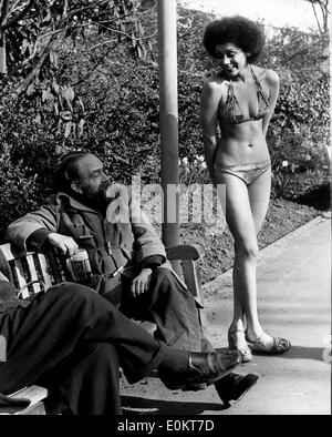 01 janv., 1950 - Photo : circa 1950 ; emplacement inconnu. Jeunes filles posant en bikini dans des défilés de mode, les pousses et sur les plages de bronzage. Selon la version officielle, le bikini moderne a été inventé par l'ingénieur français Louis et Rekard Fashion designer Jacques Heim à Paris en 1946 et a présenté le 5 juillet à un défilé à Piscine Molitor à Paris. C'était un bikini avec un g-string dos Banque D'Images