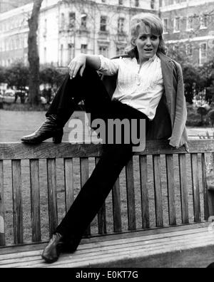 01 janv., 1950 - Photo : circa 1950 ; emplacement inconnu. NICOLE CROILLE posant sur un banc avec haut blanc, pantalon noir, chaussures Banque D'Images