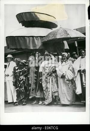 10 févr. 02, 1951 - Un nouveau port intronisé sur la Côte d'Ivoire. Français avec les VIP et les chefs de parti présents, le nouveau port d'Abidjan a été consacrée à la Côte d'Ivoire de France. Sur la photo est un groupe d'ambiance festive et couvre-chefs vêtu. Le général de Gaulle de l'armée les adresses Str Banque D'Images