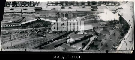 Mar. 03, 1951 - Photo par fil douze tués dans Doncaster à Londres Crash ferroviaire. Photo : Comme vu de l'air - le point de vue de l'épave après la Doncaster à Londres express s'était écrasé à Bridge Junction près de Doncaster aujourd'hui. Douze personnes ont été tuées. Banque D'Images