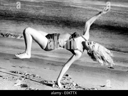 Marilyn Monroe pendant une séance photo sur la plage Banque D'Images