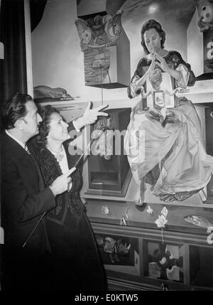 Salvador Dali avec son épouse Gala en face de l'un de ses tableaux Banque D'Images