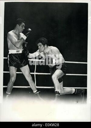 24 janvier 1950 - Maxim Knocks Out Freddie Mills au dixième tour. Joe Maxim, d'Amérique, a remporté le championnat du monde des mi-lourds, lorsqu'il a battu Freddie Mills par un ko dans le dixième tour à Earl'e Court, à Londres. Photo : Keystone montre- Mills obtient en un coup à l'estomac, au cours de la lutte. Banque D'Images