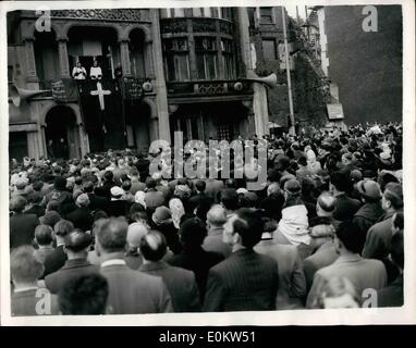 Avril 04, 1950 - Commémoration de la Tyburn Martyrs : des centaines de catholiques ont participé à la cérémonie commémorative de la Tyburn martyrs catholiques romains, qui sont morts pour leur foi à la Tyburn Gallows au 16ème et 17ème siècles. Il y avait un pèlerinage d'Old Bailey, site de la prison de Newgate, à Marble Arch, où la Tyburn Gallows se leva. Photo montre : Une scène pendant le service extérieur Tyburn Convent, près de l'endroit où se trouvait autrefois la Tyburn Gallows. Banque D'Images