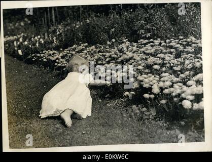 08 août 1951 - Famille heureuse à Clarence House : photo montre la Princesse Anne Naissance 15 Août 1950 , comme tous les petits enfants, est Banque D'Images