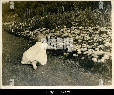 08 août 1951 - Famille heureuse à la maison Alice Déon : photo montre la Princesse Ann (né le 15 août 1950) comme tous les petits enfants,m est fasciné par les fleurs et s'étend de la main pour cueillir l'un dans le parc de la Clarence House, la résidence de Londres de son Altesse Royale la princesse Elizabeth et le duc d'Édimbourg. Banque D'Images