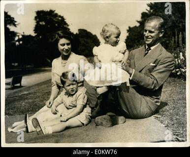 08 août 1951 - Famille heureuse à Clarence House. : et leurs enfants le Prince Charles Né le 14 novembre 1948 et de la princesse Anne Banque D'Images