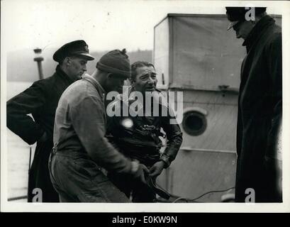 Avril 04, 1950 - La recherche d'un trésor de Galion coulé dans la baie de Tobermory. Photo montre de plongée de la Marine et d'experts frogman ex-commandant Crabb se prépare à entrer dans la baie de Tobermory dans un 'frog' costume - pendant les efforts déployés pour accroître le trésor que l'on croit être de 300 ans galion coulé. sur le lit de la baie. Banque D'Images