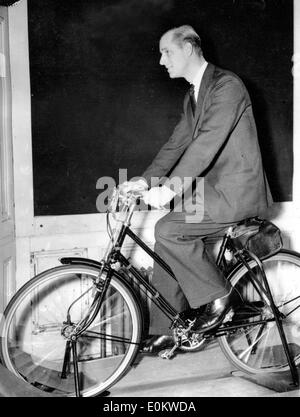 Le prince Philip teste un vélo à une exposition Banque D'Images