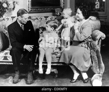 La Reine Mère et George VI à jouer avec leurs petits-enfants Banque D'Images