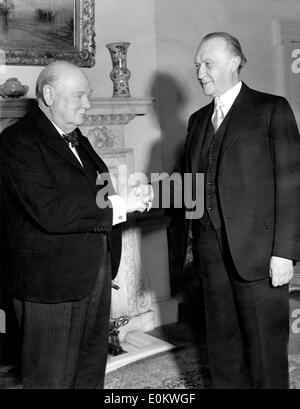 Sir Winston Churchill, Adenauer accueille Banque D'Images