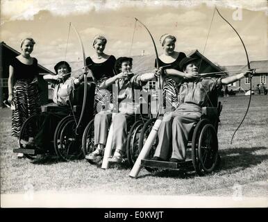 Juillet 07, 1950 - Le ''Stoke Mandeville Games'' à Ayleseury Later-Spinal'' Le festival sportif annuel d'unités s'est tenue aujourd'hui à l'Hôpital d'Mandevills Stoks, près de Aylesbury, Buckinghamshire. Photo montre :- Trois femmes invalides participant au concours de tir à l'Isray sont : et Robin. Debout derrière eux sont les trois Sœurs, Beverley (de gauche à droite) Babs, de joie et de Teddie, retrived qui leur flèches. Banque D'Images