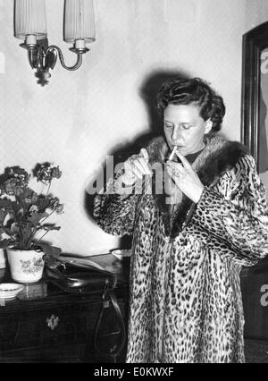 Cinéaste Leni Riefenstahl allumer une cigarette Banque D'Images
