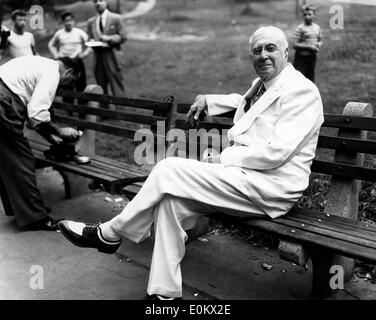 Bernard M. Baruch se détendre sur un banc dans Central Park Banque D'Images