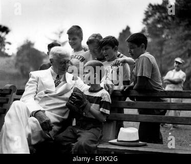 Bernard M. Baruch avec les enfants sur un banc dans Central Park Banque D'Images