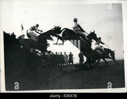 Avril 04, 1952 - Sarcelle gagne le Grand National. Le Grand National à Aintree aujourd'hui a été remporté par M. H. Lane's Teal, par cinq longueurs de Miss Dorothy Paget mentions ''oy. Pas de soleil qui était troisième. Photo montre.- Beohars Chevaux prenant Brook, premier tour, à Wintroe aujourd'hui. Banque D'Images