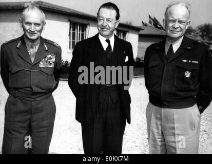 Le président Eisenhower avec les généraux de l'armée Banque D'Images