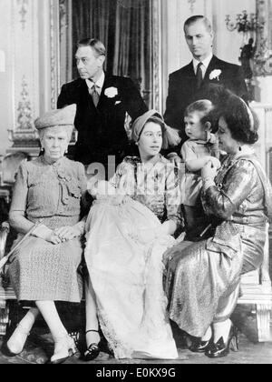 Les membres de la famille royale britannique assis avec les jeunes le Prince Charles et la Princesse Anne bébé Banque D'Images