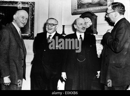 Clement Attlee lors d'une réunion au 10, Downing Street Banque D'Images