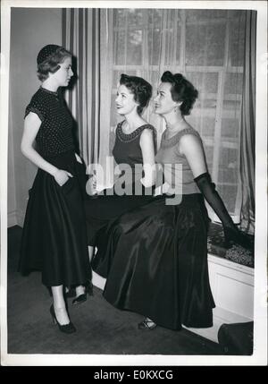 Mai 05, 1952 - Laine Fashions sur montre : un aperçu des conceptions de nouage de laines Sirder était donné aujourd'hui à Grosvenor House. Pho Banque D'Images