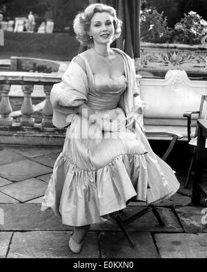 Portrait de Zsa Zsa Gabor habillés dans un jardin Banque D'Images