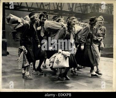 08 août, 1952 - Norwegian girl guides arrivent à Londres le moyen d'un camp international : une partie de norvégien guides qui ont séjourné à Ipswich depuis quelques jours, est arrivé à Londres ce matin sur la façon de le camp international à Beaconsfield. La photo montre certains des jeunes filles Norweigian vu de leurs emballages à la gare de Liverpool Street ce matin. Banque D'Images