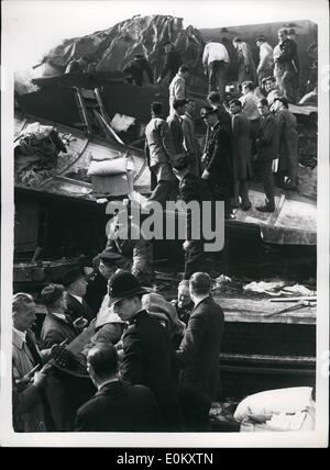 10 octobre 1952 - Grand nombre de tués dans la triple catastrophe.. Prenant une victime sur un brancard : on estime que la peine de rouleau peut même être aussi haut que 100 à la suite de l'accident de train triple à Harrow et Wealdstone Station ce matin. L'accident était entre la nuit à l'OOT Eston- l'Euston à Liverpool Express - et un train local - Watford à Londres. L'un des trains dans la gare la plate-forme et le pont ferroviaire sur Wealdstone High Street s'est effondré. Photo : Une des victimes est décollé sur une civière - après la catastrophe de la Herse. Banque D'Images