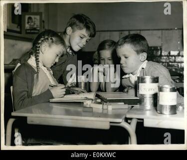 10 octobre 1952 - École pour les enfants des soldats américains - en Grande-Bretagne.. Professeur d'algèbre de l'Écosse. Américain typique d'une école mixte a été ouvert à Bushey Park, Twickenham - pour les enfants de militaire américain en Grande-Bretagne.. Il s'agit d'un High School américain typique avec des campus et lancer de baseball.. Les enfants d'une école - et leurs enseignants sont venus de toutes les régions des États-Unis. Photo : Keystone montre- Quatre - six ans - enfants ravis Plus d'un jeu - à l'école. Ils sont la L-R :- Carrie McCrae ; Birk Bell ; Doris Smith et Bill Brauer - à l'école. Banque D'Images