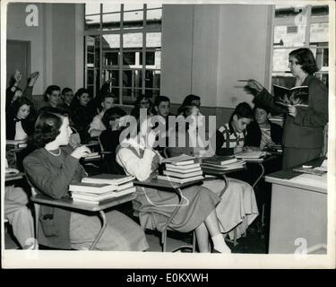 10 octobre 1952 - École pour les enfants des soldats américains en Grande-Bretagne. Professeur d'algèbre de l'Écosse : américain typique d'une école mixte a été ouvert à Bushey park, Tweckenham pour les enfants des soldats américains en Grande-Bretagne. C'est le typique American High School, complet avec le campus et lancer de baseball. Les enfants à l'école et les enseignants proviennent de plusieurs régions des États-Unis. La photo montre la vue générale de la science générale de l'enseignant de la classe - menée par Mme J. Baker, qui vient de le Dakota du Sud. Banque D'Images