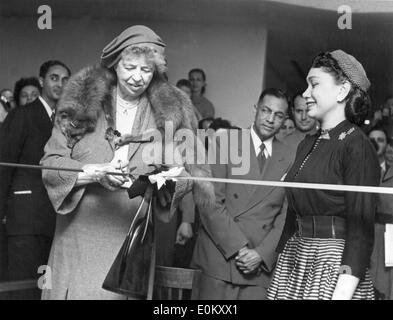 La Première Dame Eleanor Roosevelt à l'ouverture du centre commercial Banque D'Images