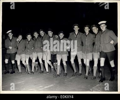 06 nov., 1952 - Queen's Scouts Jamboree pour laisser en Australie : Dix Scouts de la Reine quitta Londres aujourd'hui pour représenter le Royaume-Uni à la Jamboree pan-pacifique qui se tient près de Sydney, Australie, du 29 décembre au 9 janvier. Photo montre les rois Scouts photographié à St Panoras avant leur départ sur le ''tratheden'' bateau train. Banque D'Images