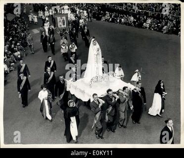 Septembre 03, 1952 - Preston Guild : procession avec les cérémonies traditionnelles Preston a entrepris une semaine de renouveau civique et de festivité, c'est l'année de la Preston Guild Merchant, retard de dix ans par la guerre, mais restauré, il est à espérer, à la séquence de 20 ans qui a été conservé depuis 1542. La photo montre la vue générale de l'Église catholique romaine en procession Preston, montrant le saint sacrement en cours dans le cortège. La fille est de 20 ans, Marian Southwood. Banque D'Images