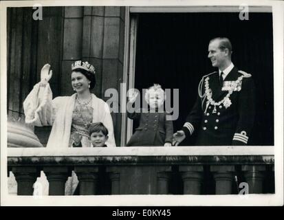 11 novembre 1952 - Ouverture du Parlement de l'État.. La Famille royale sur le balcon : Photo montre de Sa Majesté la Reine ; Duc Édimbourg ; le Prince Charles et la Princesse Anne sur le balcon du palais - après l'ouverture du parlement de l'état cet après-midi. Banque D'Images