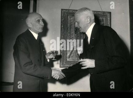 11 novembre 1952 - François Mauriac reçoit le Prix Nobel de littérature : le célèbre écrivain français François Mauriac (à gauche) d'être félicité par l'Ambassadeur de Suède à Paris, M.Westman qui a fait l'annonce officielle de l'actualités de l'écrivain, Paris accueil cet après-midi. Banque D'Images