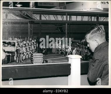 Septembre 09, 1952 - Deux des milliers de billets sur Show à Londres Sertisseuse - 1952 : à propos de deux mille machines - certains d'entre eux dernières nouvelles de l'United States - Belgique Allemagne - Suisse etc. sont à voir au Salon International de la machine-outil qui s'est ouverte ce matin à l'Olympia.Photo montre neuf ans Michael Ely de Shenfield, Essex - intéressé par une machine à sertir - 1952 Ce modèle de travail est exprimée par la société Osborn de Sheffield - à l'illustre les progrès de la machine à partir de 1852 jusqu'à nos jours. Banque D'Images