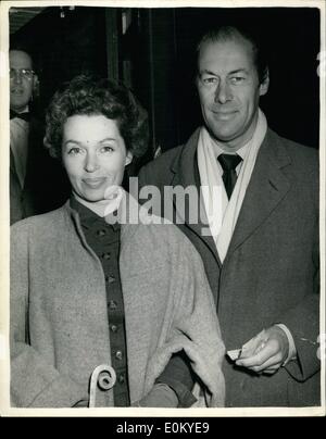 Septembre 09, 1952 - de quitter Londres pour les États-Unis. M. et Mme Rex Harrison. : parmi les passagers de quitter Londres sur le Queen Mary pour le Train Bateau United States ce matin, c'est écran star Rex Harrison et sa femme - Miss Lilli Palmer. Photo montre Rex Harrison et sa femme Lilli Palmer à Waterloo, ce matin. Banque D'Images