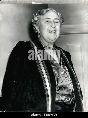 25 nov., 1952 - Agatha Christie assiste à la première nuit de la Souricière - sa nouvelle pièce à Londres. Photo montre auteure Agatha Christie arrive au Théâtre de l'Ambassadeur pour la première nuit de sa nouvelle pièce The Mousetrap hier soir. Banque D'Images